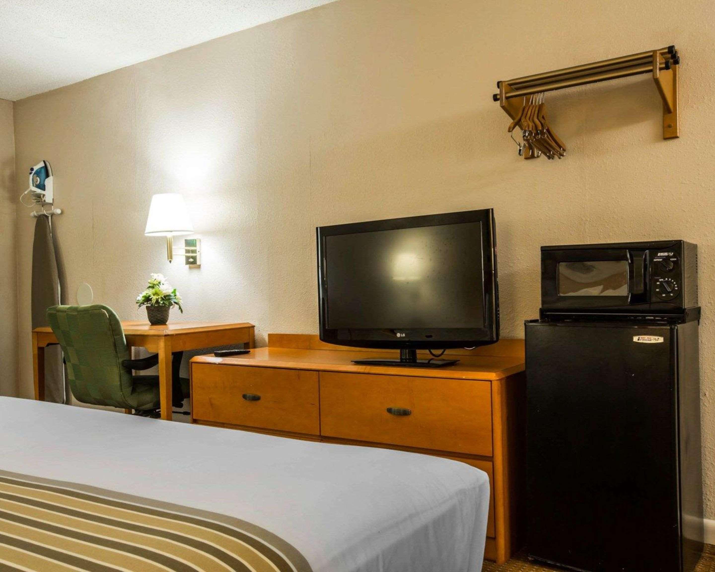 Econo Lodge Inn & Suites At Fort Moore Коламбус Экстерьер фото