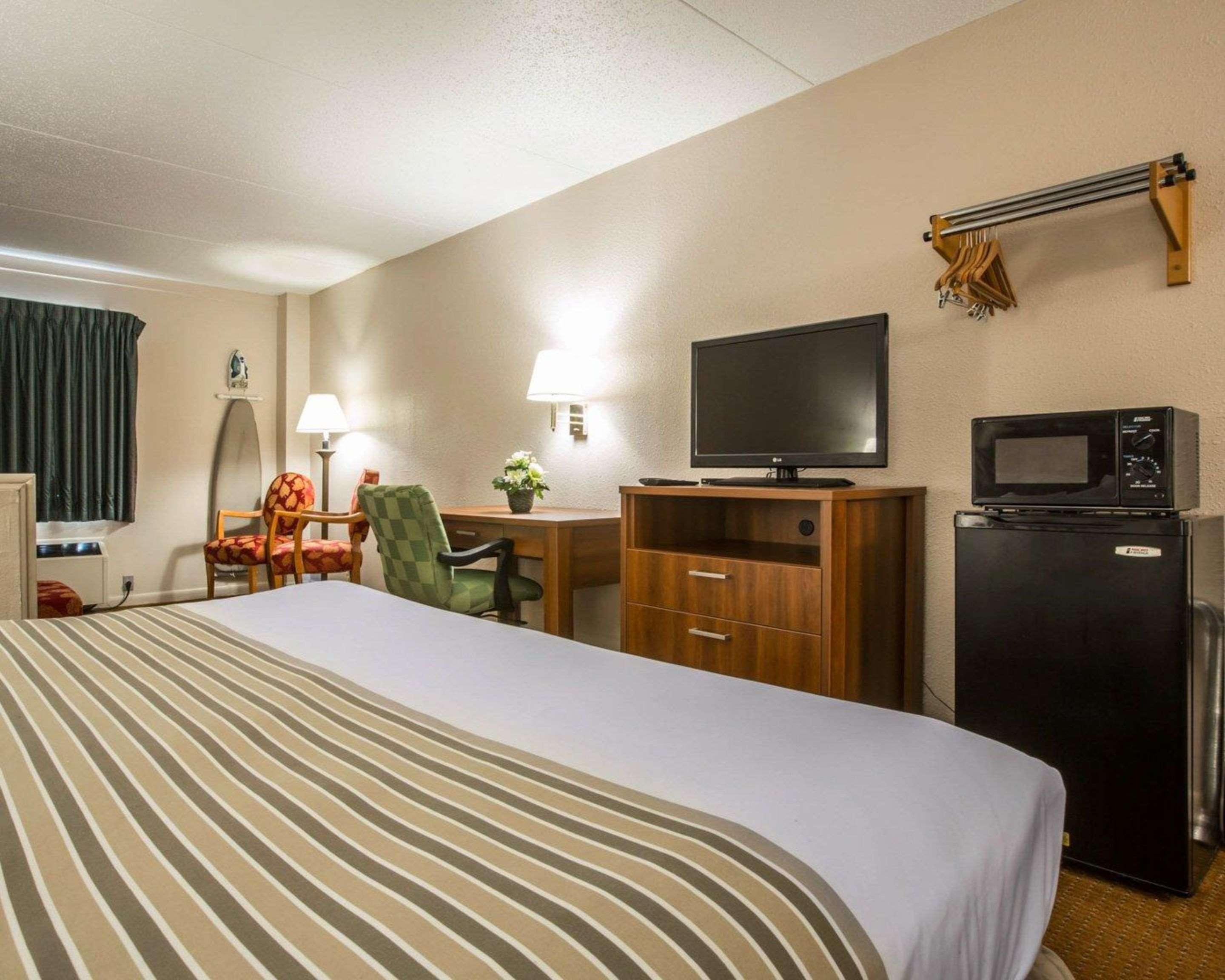 Econo Lodge Inn & Suites At Fort Moore Коламбус Экстерьер фото